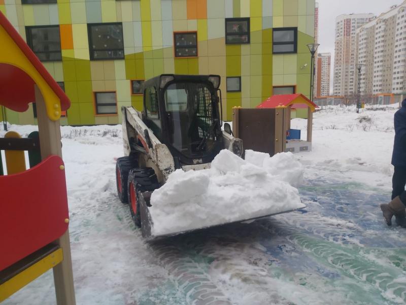 Андрей:  Аренда трактора Бобкэт  в Подольске уборка снега чистка