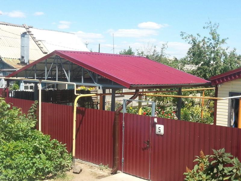 Забор с навесом под автомобиль