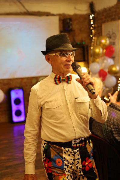 Ведущий Праздников, Баянист