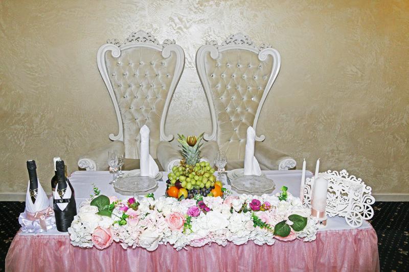 Милана:  Оформление "президиума" на свадьбе цветами, тканями 