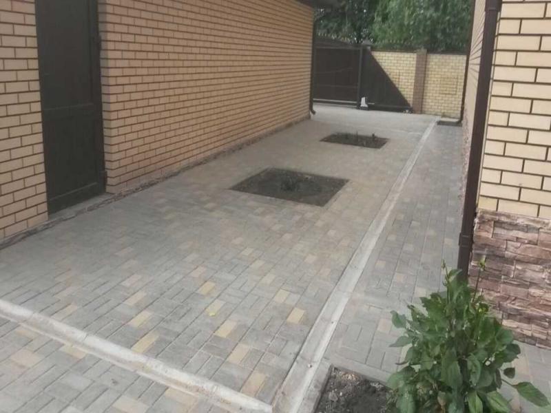 Укладка тротуарной плитки.