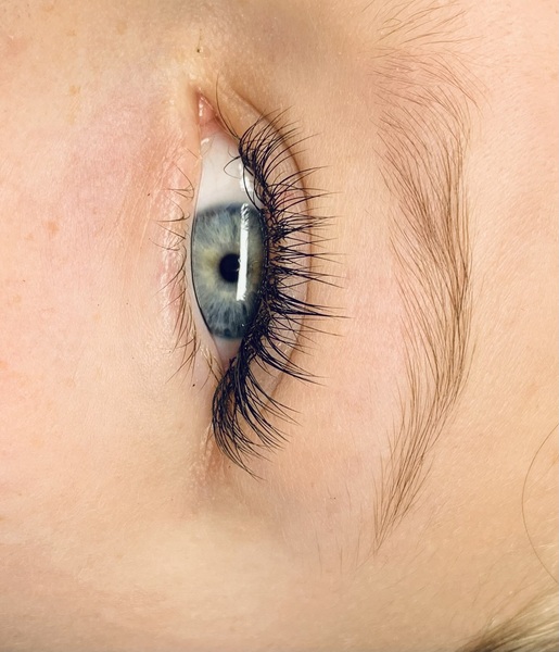 Модель на классическое наращивание ресниц