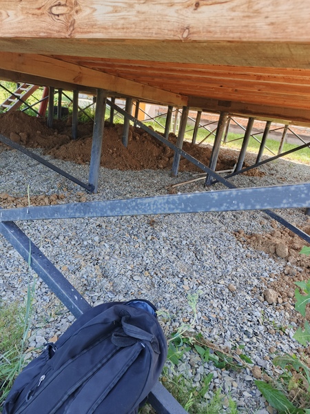 Развоз грунта вручную тачками под дом.