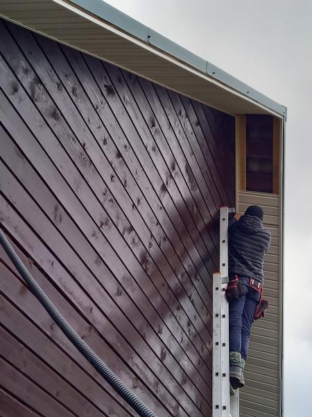 Евгений:  Установка снегозадержателей на крышу