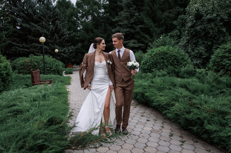 30 000 — цена с октября по май. 

35 000 рублей — цена с июня по сентябрь.

Стандартный пакет
Видеосъемка торжества (до 10 часов). 

— Создание свадебного клипа (3-5 минут).
— Монтаж регистрации и банкета.  
— Интервью гостей и молодоженов
— Работа осуществляется только по договору.  
— Предоплата за резервирование даты составляет 10 000 рублей. 