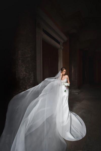Надежда:  Отпарить свадебное платье и костюм жениха