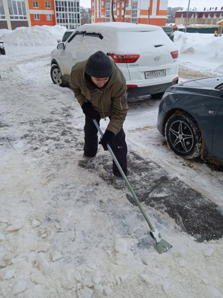 Михаил:  Уборка снега и наледи с крыш и тротуаров