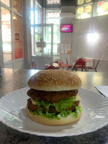 Требуется повар и помощник повара 