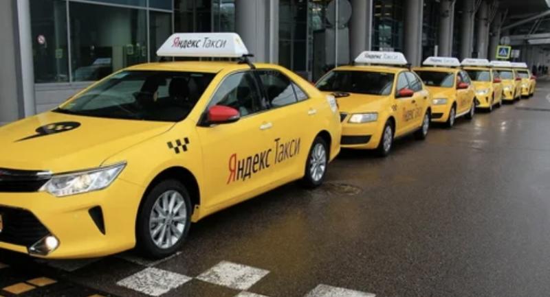 Водитель Яндекс такси 