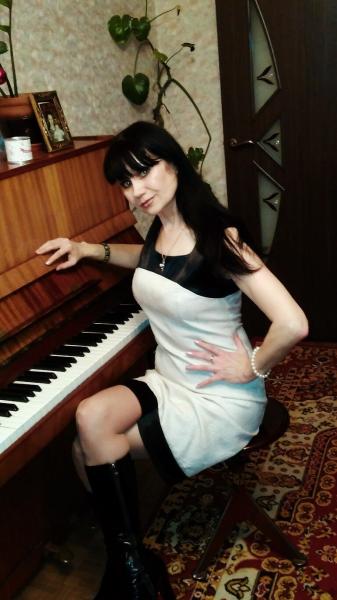Лидия:  Репетитор-педагог по фортепиано, вокалу, сольфеджио. 
