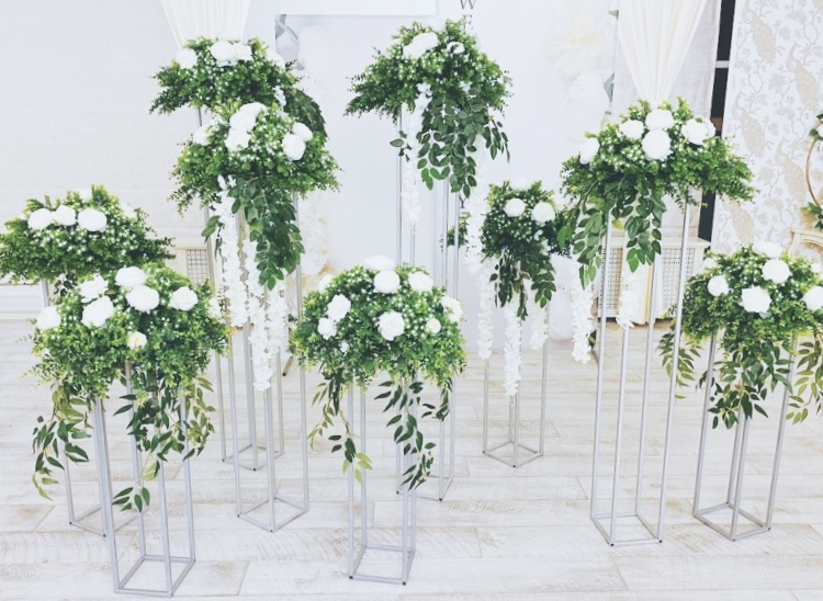 Напольные и настольные стойки с цветами , аренда.