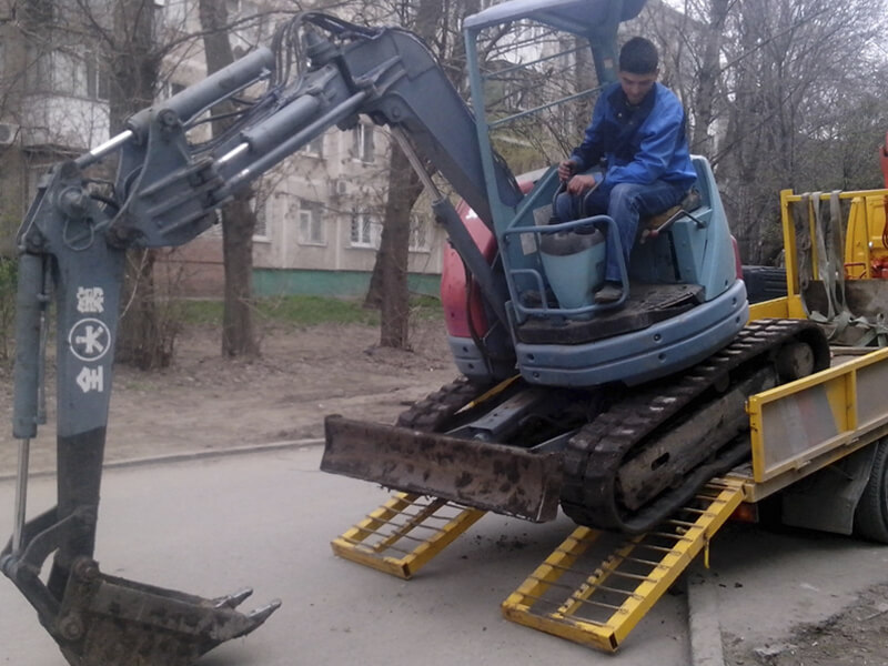 Экскаватор umg e330c. Экскаватор на гусеницах. Caterpillar 345 экскаватор. Экскаватор брудер гусеничный cat. Экскаватор на гусеницах.