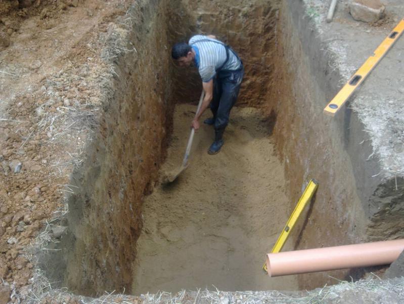 Базис:  копка ямы под канализацию