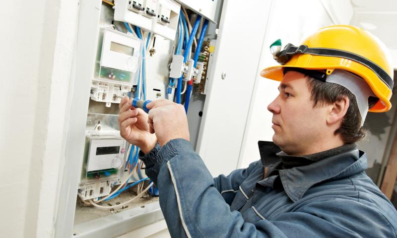 Дмитрий:  Электрик, электромонтажные работы