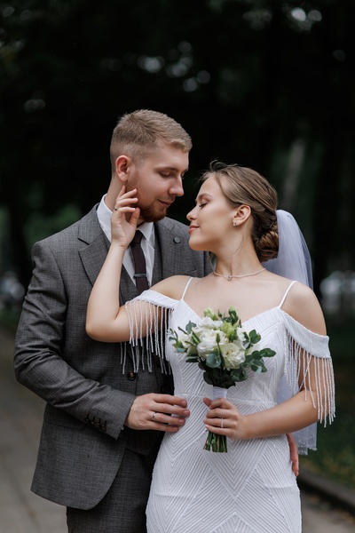 30 000 — цена с октября по май. 

35 000 рублей — цена с июня по сентябрь.

Стандартный пакет
Видеосъемка торжества (до 10 часов). 

— Создание свадебного клипа (3-5 минут).
— Монтаж регистрации и банкета.  
— Интервью гостей и молодоженов
— Работа осуществляется только по договору.  
— Предоплата за резервирование даты составляет 10 000 рублей. 