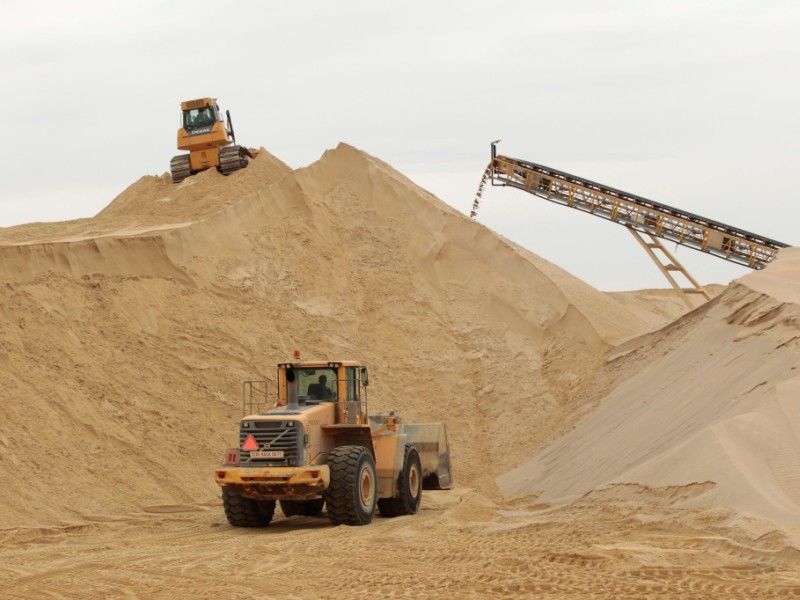 Песок щебень отсев керамзит шлак:  Песок природный мытый строительный карьерный черный доставка