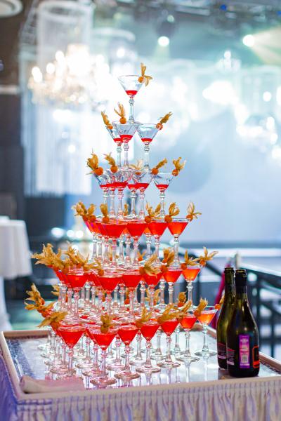Выездной бар и пирамида из бокалов шампанского под ключ в Москве