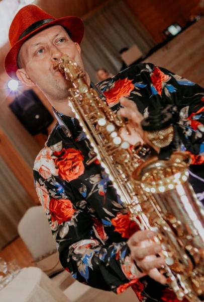 Олег:  Саксофонист на праздник