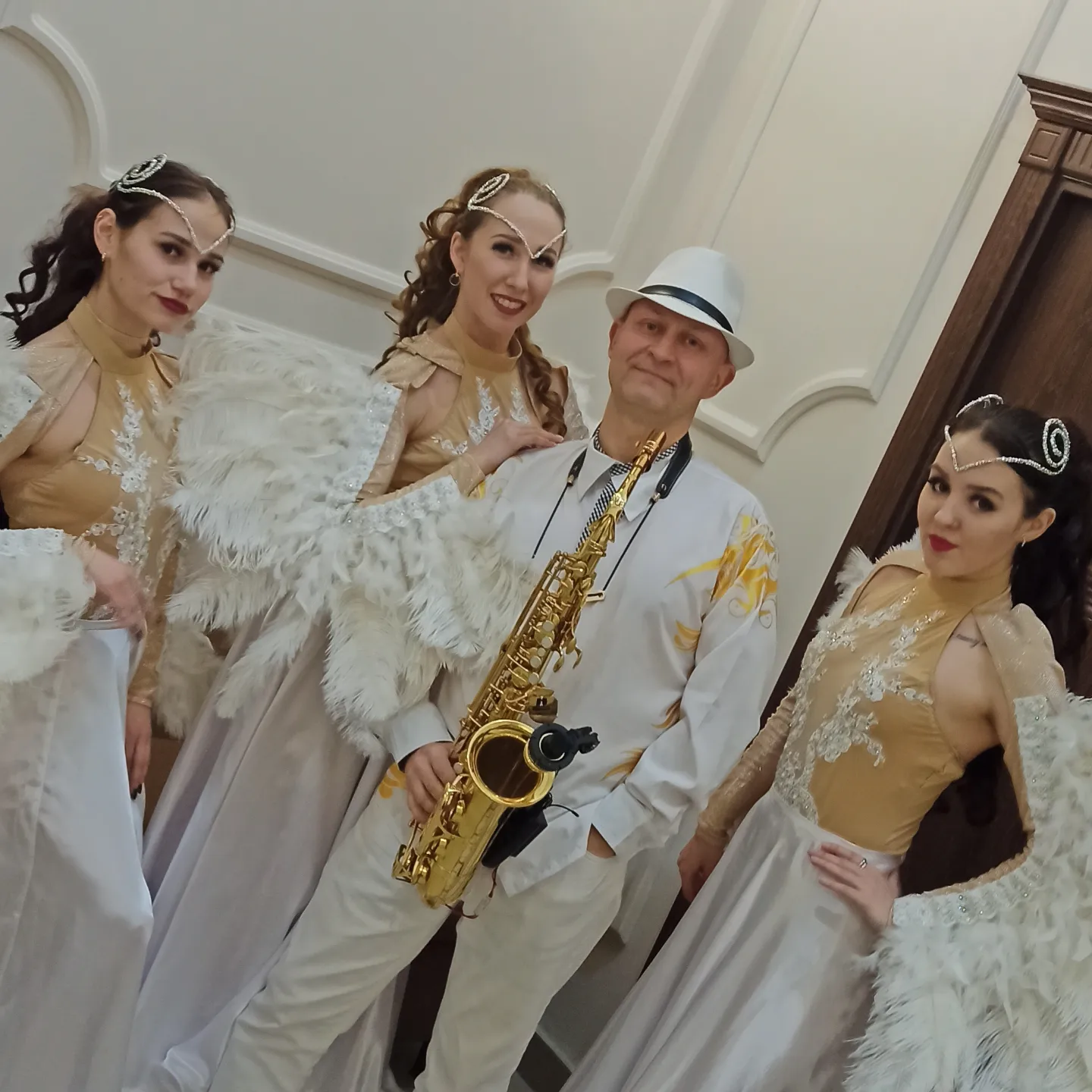Олег:  Саксофонист на праздник