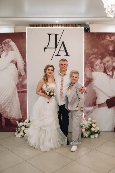 Юлия:  Ведущая на свадьбу, юбилей, выпускной, корпоратив. 