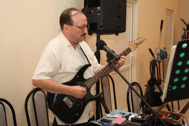 михаил:  Обучение игре на гитаре электрогитаре синтезаторе вокал