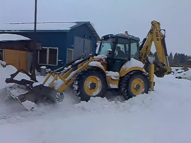 Уборка снега спецтехникой погрузчик  самосвал