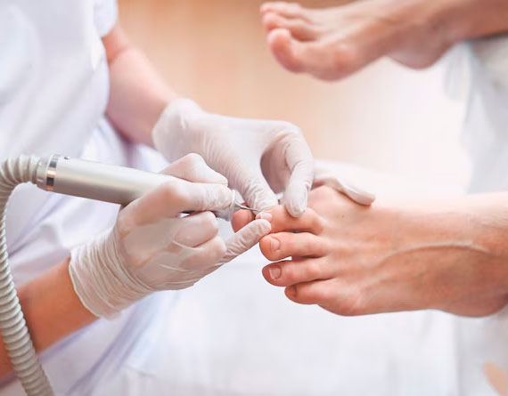 Медицинский аппаратный педикюр для пожилых людей на дому