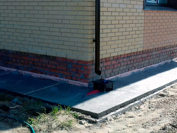 Бригада:  Правильная бетонная отмостка, укладка тротуарной плитки