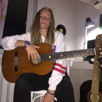 Полина:  Обучение игре на гитаре