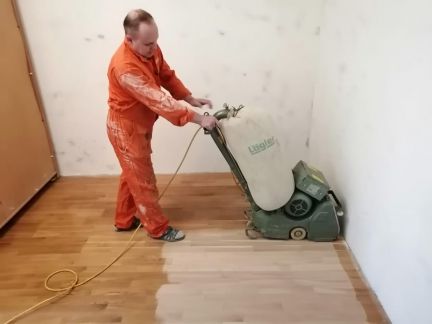 Циклевочная машинка по дереву для пола. Циклевочная машинка. Циклевочная машина для деревянного. Работа циклевка. Шлифовка паркета.