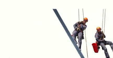 Спил деревьев рязань. Промышленный альпинизм вектор. Промышленный альпинизм фото. Фон альпинист стройки для фотошопа.