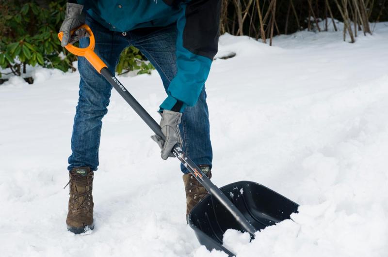Алексей:  Уборка снега лопатами