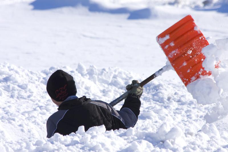 Андрей:  Убрать снег в ручную с лопатами