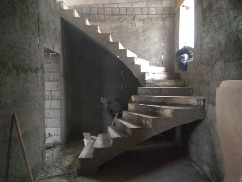 Вячеслав:  Изготовление бетонных монолитных лестниц.