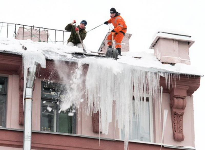 Андрей:  Уборка снега с крыш