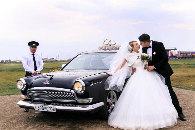 Фаттахов Амир:  Тюнингованная Волга ГАЗ-21 черного цвета на свадьбу