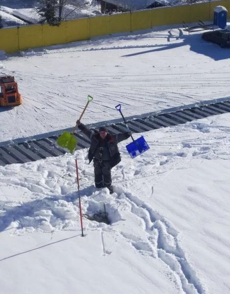 Сергей:  Очистить крыши от снега и льда.Промышленные альпинисты