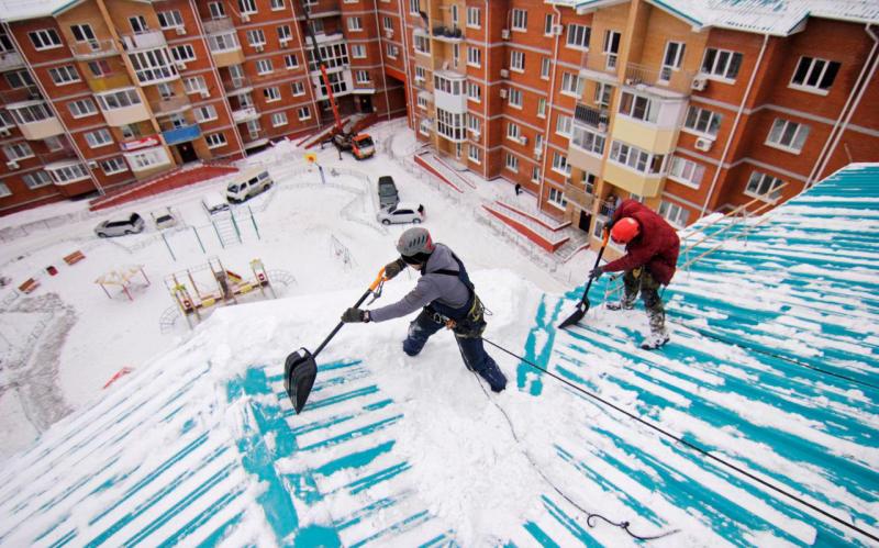 Владимир:  Очистка снега с крыши здания