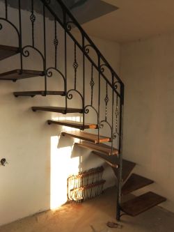 Ласточка Мастер Групп:  Деревянные лестницы на металлическом каркасе и без. 