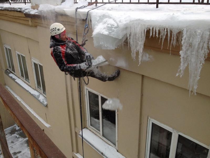 Николай Альпинист:   Чистка крыш от снега и сосулек. Высотные работы