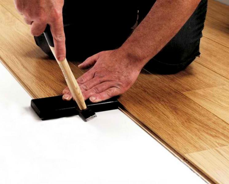 Укладка ламината. Поклейка обоев. Установка дверей