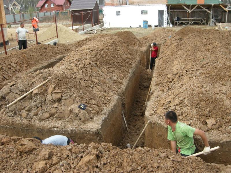 Дмитрий:  копаем траншеи землю под водопровод и прочее
