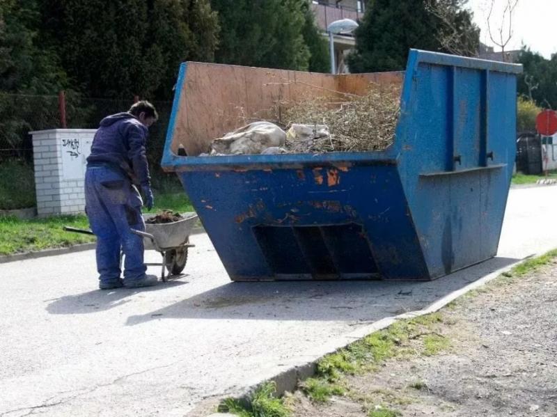 Динис Краснов:  Вывозим мусор автопарк большой, погрузка