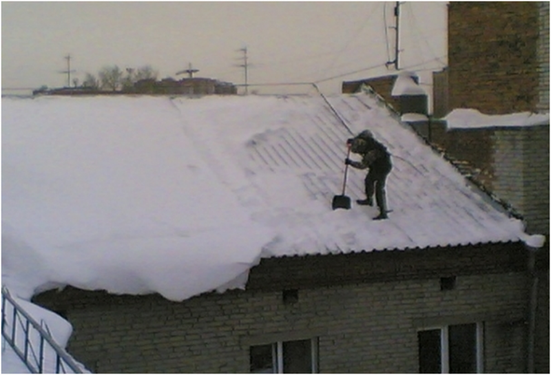 Андрей:  Уборка снега с крыши