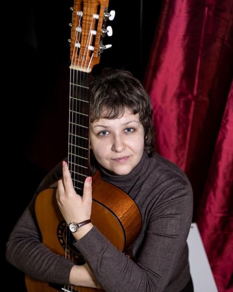 Юлия Орлова:  Обучаю игре на гитаре