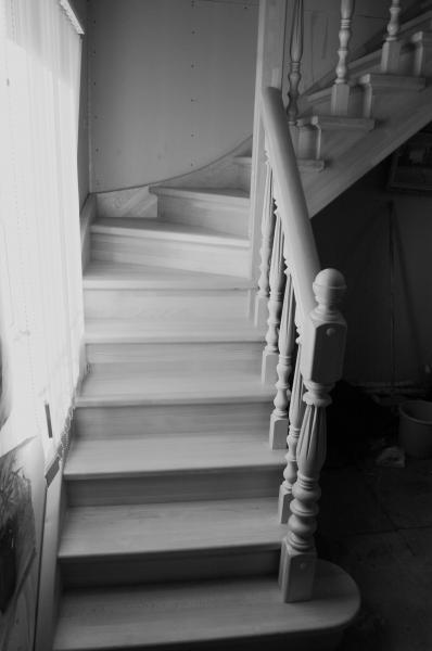 ДАНИИЛ:  Лестницы из дерева качественно и не дорого. На прямую, мастер - заказчик. 