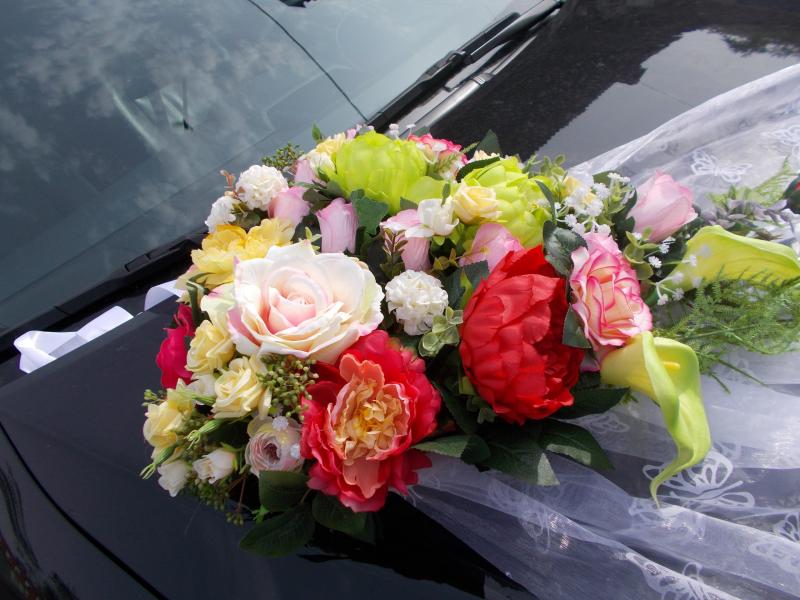 Юлия :  Свадебные украшения на машину