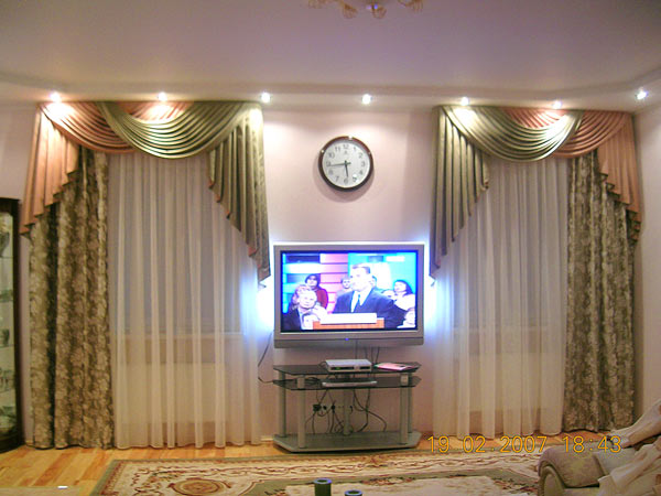 Телевизор между двумя окнами фото в гостиной и шторы