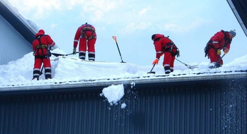 Айдар:  Уборка снега с крыши, чистка крыш от снега