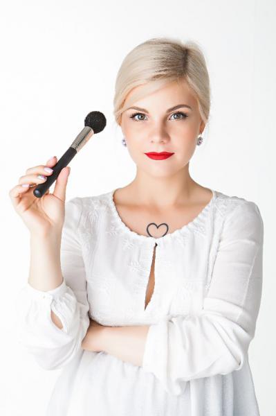 Юлия Комиссар:  Профессиональный макияж с выездом